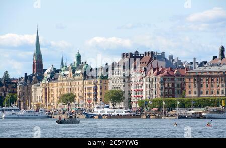 Strandvägen est un boulevard Östermalm situé sur le front de mer, avec des bâtiments luxueux. Il a été achevé à temps pour l'exposition universelle de Stockholm 1897. Banque D'Images