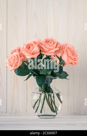Bouquet de fleurs sur une table en bois clair. Encore vie, carte postale vintage, décoration de vacances de l'intérieur. Papier peint romantique à motif floral Banque D'Images