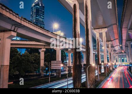 Vue nocturne de la circulation sous la route Ya'an, dans le centre de Shanghai, en Chine. Banque D'Images