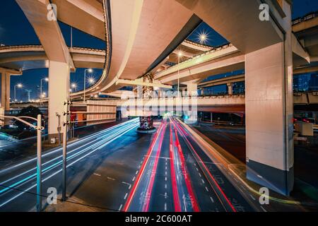 Vue nocturne de la circulation sous la route Ya'an, dans le centre de Shanghai, en Chine. Banque D'Images