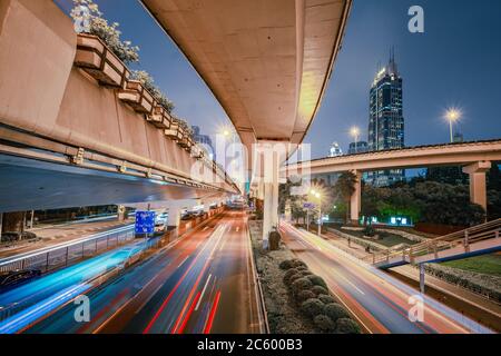 Vue nocturne de la circulation sous la route Ya'an, dans le centre de Shanghai, en Chine. Banque D'Images