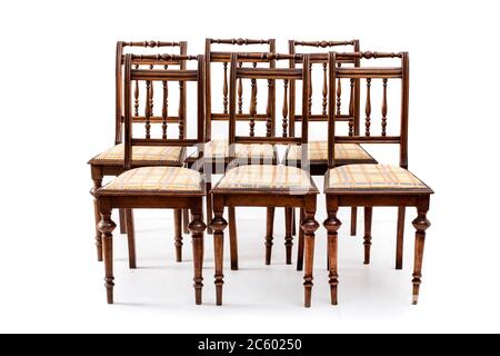 Groupe de chaises en bois à l'ancienne sur fond blanc. Banque D'Images