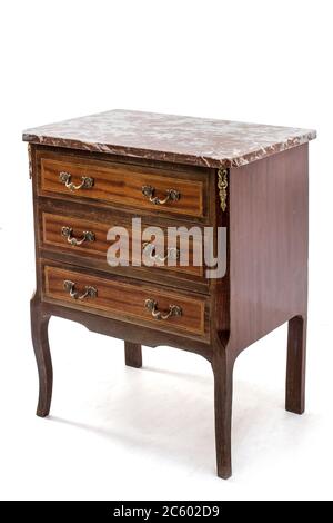 Commode en bois européenne antique sur fond blanc. Banque D'Images