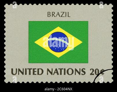 BRÉSIL - timbre de poste du drapeau national du Brésil, série des Nations Unies, vers 1984. Banque D'Images