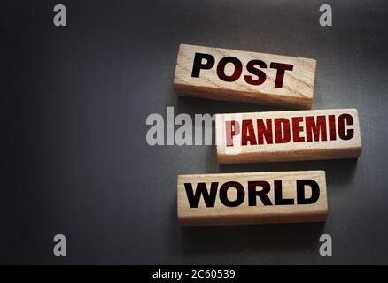 Blocs de bois avec des mots Post-pandémie monde. Nouveau concept social normal Banque D'Images