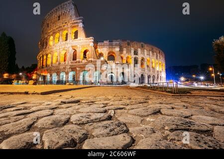 Rome, Italie. Colisée également connu sous le nom d'Amphithéâtre Flavian en soirée.