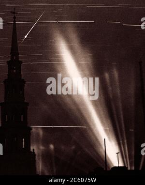 Une exposition de quatre-vingt-dix minutes prise sur un toit de Fleet Street lors d'un raid aérien à Londres, le 2 septembre 1940. Les faisceaux de projecteur sur la droite avaient Banque D'Images