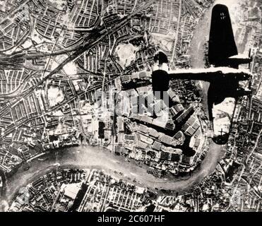 Un bombardier nazi Heinkel He 111 survole Londres à l'automne 1940. La Tamise traverse l'image. Banque D'Images