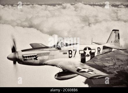 Le lieutenant Vernon Richards du 361e groupe de chasseurs pilote son P-51D Mustang, surnommé Tika IV, lors d’une mission d’escorte de bombardiers. 1944 Banque D'Images