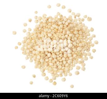 graines de quinoa blanc isolées sur fond blanc avec passe-fil et profondeur de champ complète. Vue de dessus. Pose à plat Banque D'Images