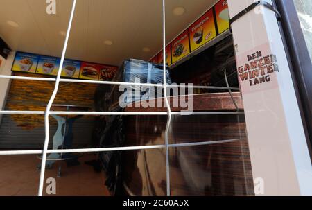 Palma, Espagne. 23 juin 2020. Un kebab sur Ballermann est fermé pendant la pandémie de Corona. Credit: Clara Margais/dpa/Alay Live News Banque D'Images