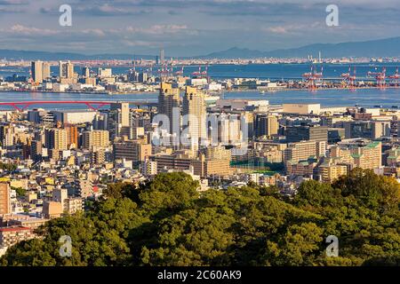 Kobe / Japon - 8 octobre 2017 : ville de Kobe avec port de Kobe et baie d'Osaka au loin à Kobe Japon Banque D'Images