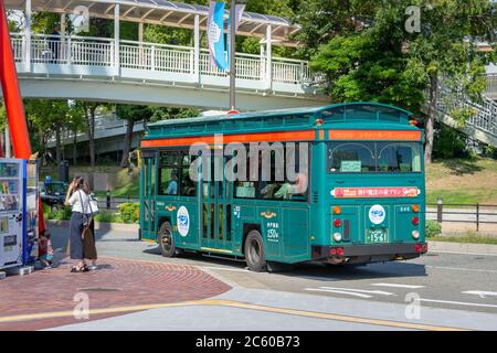 Kobe / Japon - 8 octobre 2017 : bus Kobe City Loop, arrêt de bus touristique dans les principaux sites touristiques autour de Kobe, en 65 minutes pour faire une boucle complète A. Banque D'Images