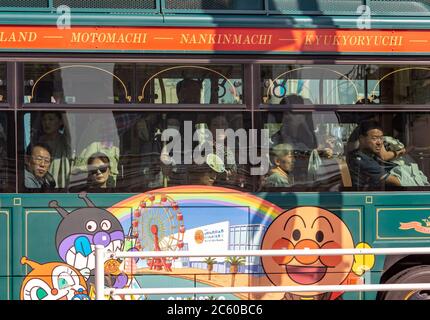 Kobe / Japon - 8 octobre 2017 : bus Kobe City Loop, arrêt de bus touristique dans les principaux sites touristiques autour de Kobe, en 65 minutes pour faire une boucle complète A. Banque D'Images