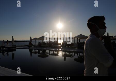 Palma, Espagne. 23 juin 2020. Les clients sont au coucher du soleil dans le bar Purobeach à Cala Estancia sur la plage Playa de Palma. Credit: Clara Margais/dpa/Alay Live News Banque D'Images