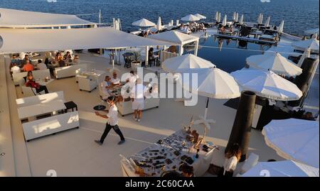 Palma, Espagne. 23 juin 2020. Les clients sont au coucher du soleil dans le bar Purobeach à Cala Estancia sur la plage Playa de Palma. Credit: Clara Margais/dpa/Alay Live News Banque D'Images