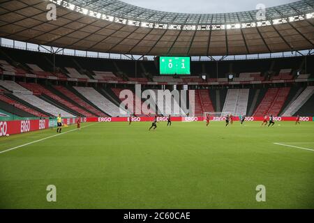 Ville de Berlin, Allemagne. 04e juillet 2020. Firo, football, finale de coupe: Saison 2019/2020, 04.07.2020 DFB-Pokal final des hommes Bayer Leverkusen - FC Bayern Mvºnchen, Muenchen. Stade olympique, Ergo, panneau publicitaire, finale fantôme, sans spectateurs crédit: Jvºrgen Fromme/firosportphoto/POOL pour les buts journalistiques seulement! Uniquement pour usage éditorial ! Pour les buts journalistiques seulement! Uniquement pour usage éditorial ! | usage dans le monde entier/dpa/Alamy Live News Banque D'Images