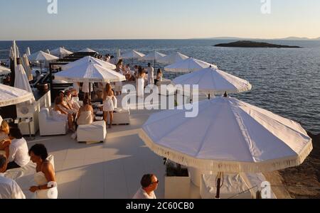 Palma, Espagne. 23 juin 2020. Les clients sont au coucher du soleil dans le bar Purobeach à Cala Estancia sur la plage Playa de Palma. Credit: Clara Margais/dpa/Alay Live News Banque D'Images