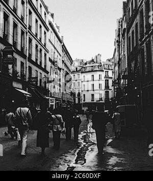 Promenade tôt le matin pour travailler une journée humide dans le quartier latin de Paris. Numérisation d'archives à partir d'un transparent ; 1972 Monochrome Banque D'Images