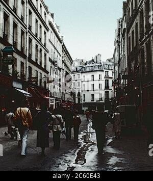 Promenade tôt le matin pour travailler une journée humide dans le quartier latin de Paris. Numérisation d'archives à partir de transparents ; 1972 Banque D'Images