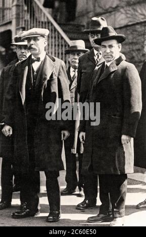 Bartolomeo Vanzetti (à gauche) et Nicola Sacco (à droite) pendant leur emprisonnement. années 1920 Banque D'Images