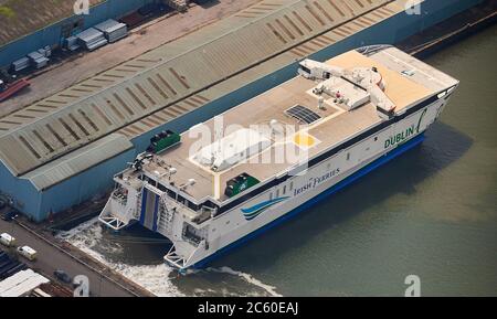 Vue aérienne des ferries rapides Irish Sea Ferries à Seaforth Docks, Liverpool, Merseyside, nord-ouest de l'Angleterre, Royaume-Uni Banque D'Images