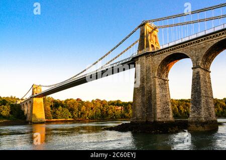 Le pont suspendu de Menai (1826), conçu par Thomas Telford, relie le continent du pays de Galles à l'île d'Anglesey. Pont Menai, pays de Galles, Royaume-Uni. Banque D'Images