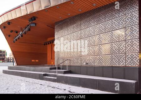 Joensuu, Finlande - 24 novembre 2018 : une toute nouvelle scène extérieure sur la place du marché. Architecture finlandaise moderne. Banque D'Images