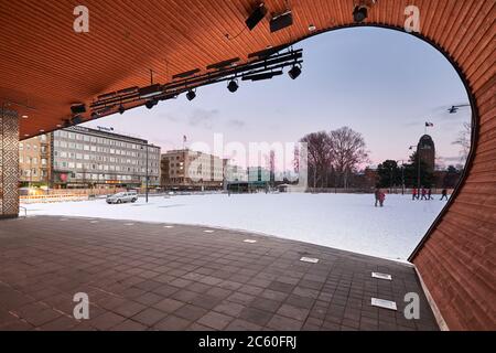 Joensuu, Finlande - 24 novembre 2018 : une toute nouvelle scène extérieure sur la place du marché. Architecture finlandaise moderne. Banque D'Images