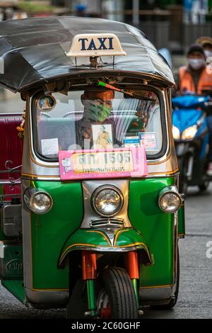 Tuk Tuk conducteur portant un masque facial pendant la pandémie de Covid 19, Bangkok, Thaïlande Banque D'Images