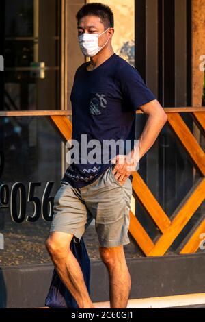 Homme portant un masque facial pendant la pandémie de Covid 19, Bangkok, Thaïlande Banque D'Images