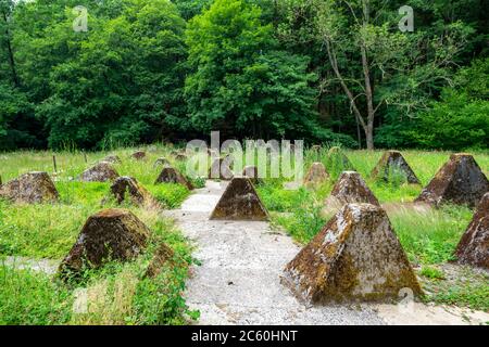 Vestiges du mur de l'ouest au-dessus de la Grölisbach, près de Roetgen, barrière anti-char de 100 mètres de long à travers une petite vallée, construite en 1939, Eifel, NRW, Allemagne Banque D'Images