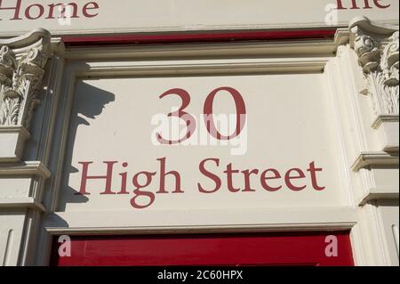 Panneau sur une rue élevée dans Market Harborough, Angleterre. Banque D'Images