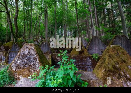 Vestiges du mur de l'ouest au-dessus de la Grölisbach, près de Roetgen, barrière anti-char de 100 mètres de long à travers une petite vallée, construite en 1939, Eifel, NRW, Allemagne Banque D'Images