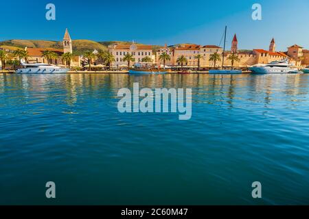 Destination de voyage et de vacances sensationnelle. Monument médiéval et historique avec des bateaux ancrés et des yachts de luxe dans le port touristique de Trogir, Dalmatie, Banque D'Images