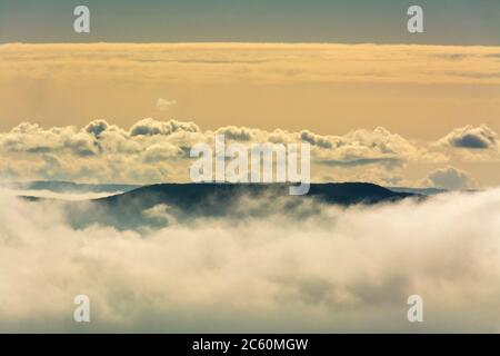 Paysage de nuages, département du Puy de Dôme, Auvergne-Rhône-Alpes. France Banque D'Images