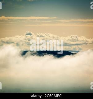 Paysage de nuages, département du Puy de Dôme, Auvergne-Rhône-Alpes. France Banque D'Images