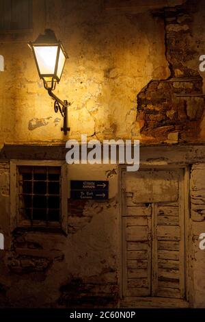 Dans les ruelles pittoresques d'Ano Syra ('Ano Syros'), la vieille ville médiévale de l'île de Syros, Cyclades, Mer Égée, Grèce. Banque D'Images