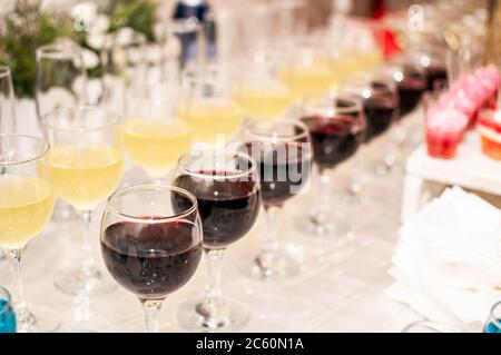 Buffet de mariage. Vin rouge et cocktail jaune Banque D'Images