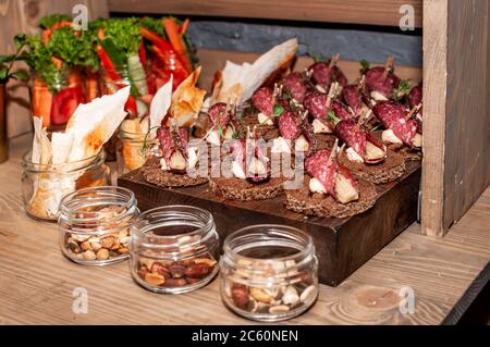 Canape sur pain noir avec salami et maïs Banque D'Images