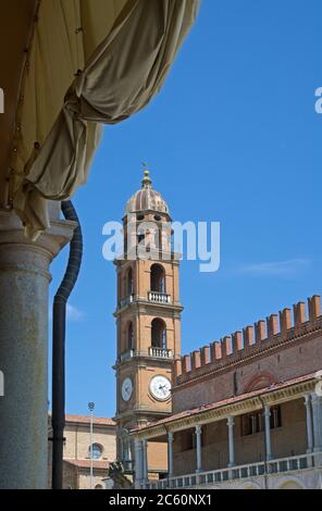 La Tour de l'horloge (Torre Civica dell'Orologio) à Piazza del Popolo, Faenza, Emilie-Romagne, Italie Banque D'Images