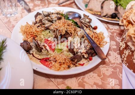 salade avec bœuf, tomates cerises, champignons Banque D'Images