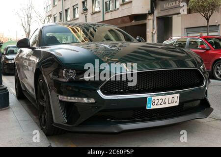 Vue de face d'un Ford Mustang Bullitt 2020 garés dans la rue le 18 février 2020 à Vigo ville, Pontevedra, Espagne. Banque D'Images