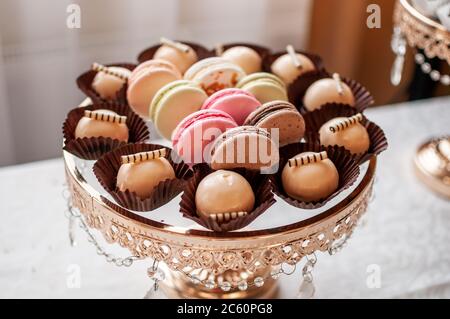 Bar à bonbons avec gâteaux de macarons sucrés au buffet de mariage Banque D'Images