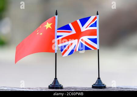 Nuremberg, Allemagne. 04e juillet 2020. Drapeaux de la Chine et de la Grande-Bretagne. Les pays sont en désaccord sur les actions du gouvernement chinois après que la nouvelle loi de sécurité pour Hong Kong | utilisation dans le monde a été adoptée Credit: dpa/Alay Live News Banque D'Images