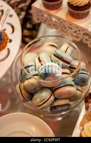 Bar à bonbons avec gâteaux de macarons sucrés au buffet de mariage Banque D'Images