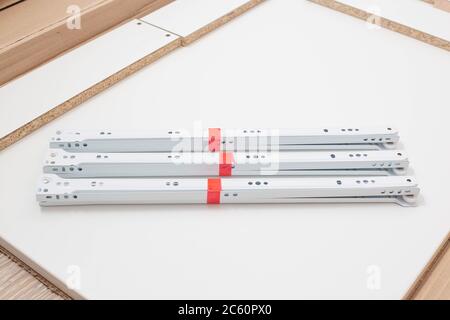 Guides de rouleau pour l'installation pendant l'assemblage, l'arrière-plan, la fabrication de meubles Banque D'Images