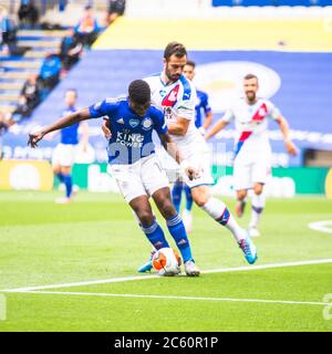 LEICESTER, ANGLETERRE - JUILLET 04 : Kelechi Iheanacho de Leicester City tient le ballon de Luka Millivojevic de Crystal Palace lors du match de la Premier League entre Leicester City et Crystal Palace au King Power Stadium le 4 juillet 2020 à Leicester, Royaume-Uni. Les stades de football de toute l'Europe restent vides en raison de la pandémie du coronavirus, car les lois gouvernementales interdisant aux fans de prendre leurs distances à l'intérieur des lieux, ce qui entraîne le jeu de tous les présentoirs derrière des portes fermées. (Photo par MB Media) Banque D'Images