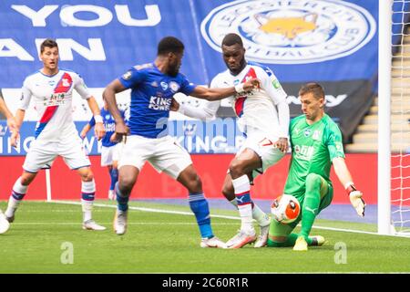 LEICESTER, ANGLETERRE - JUILLET 04 : le gardien de but du Crystal Palace Vicente Guaita fait une économie de Kelechi Iheanacho de Leicester City lors du match de la Premier League entre Leicester City et Crystal Palace au King Power Stadium le 4 juillet 2020 à Leicester, Royaume-Uni. Les stades de football de toute l'Europe restent vides en raison de la pandémie du coronavirus, car les lois gouvernementales interdisant aux fans de prendre leurs distances à l'intérieur des lieux, ce qui entraîne le jeu de tous les présentoirs derrière des portes fermées. (Photo par MB Media) Banque D'Images