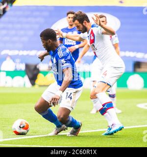 LEICESTER, ANGLETERRE - JUILLET 04 : Kelechi Iheanacho de Leicester City tient le ballon de Luka Millivojevic de Crystal Palace lors du match de la Premier League entre Leicester City et Crystal Palace au King Power Stadium le 4 juillet 2020 à Leicester, Royaume-Uni. Les stades de football de toute l'Europe restent vides en raison de la pandémie du coronavirus, car les lois gouvernementales interdisant aux fans de prendre leurs distances à l'intérieur des lieux, ce qui entraîne le jeu de tous les présentoirs derrière des portes fermées. (Photo par MB Media) Banque D'Images